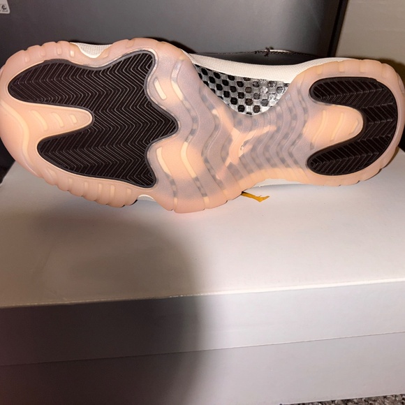 Women’s Air Jordan 11 Retro - Picture 4 of 6